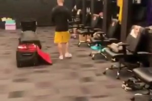 經(jīng)典放大縮小！名場面：詹姆斯為濃眉慶生，這給濃眉害羞的！