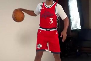 重返老東家時(shí)他真的很開(kāi)心??保羅此前拍攝快船定妝照咧嘴大笑！