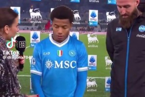 摸摸腦袋！在2米的門(mén)將米林門(mén)前，內(nèi)雷斯看起來(lái)好像小孩啊~