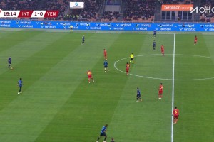 擴(kuò)大勝果！埃斯波西托禁區(qū)外不停球遠(yuǎn)射直掛死角