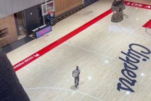 辛酸??！保羅前兩天被DNP賽前，一個人在球場樓下的訓練館加練