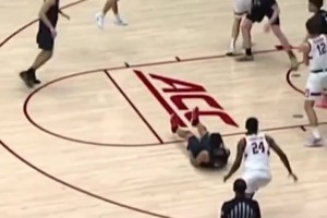 太狠了！NCAA賽場驚現(xiàn)腳踝終結(jié)者！對手直接捂腳踝倒在地上！