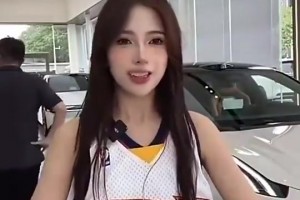 長得有點(diǎn)好看?。∫晃黄嚺N售身穿庫里球衣，在直播間戴皇冠