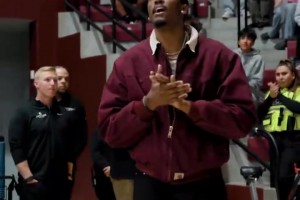 鐵科密！雷霆杰倫-威廉姆斯大學24號球衣退役，父母也到場見證