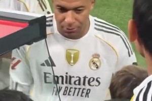 近水樓臺先得月！姆巴佩下場后將落場版球衣送給替補(bǔ)席旁邊的球迷