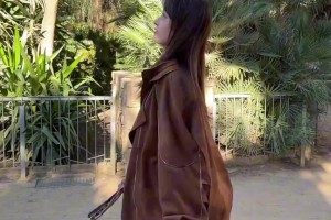 不虧是庫里頭號(hào)女球迷，這骨頭跟庫里三分一樣硬！