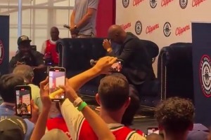 唏噓！4個(gè)月前，保羅在快船為其舉辦的歡迎儀式上幾近落淚！