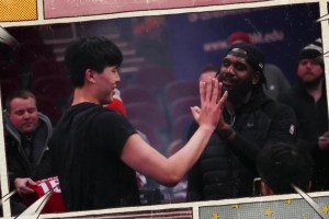 楊瀚森見到了昔日開拓者狀元中鋒奧登！還和奧登比手掌大小???