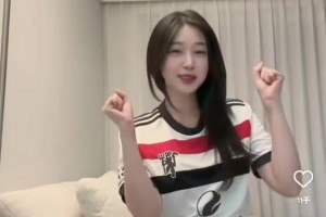 喜歡曼聯(lián)的韓國小姐姐，唱起歌來還蠻可愛的