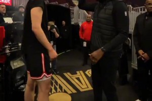 楊瀚森和開拓者老狀元奧登站在一起，身形似乎差距不大？