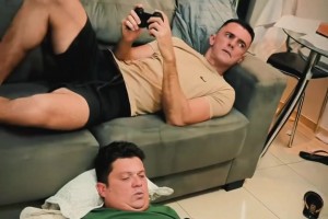 當(dāng)你和朋友足球游戲solo時…??