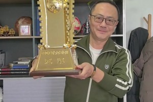 大戰(zhàn)一觸即發(fā)！北京臺(tái)主持人魏翊東帶你提前開(kāi)箱足協(xié)杯冠軍獎(jiǎng)杯