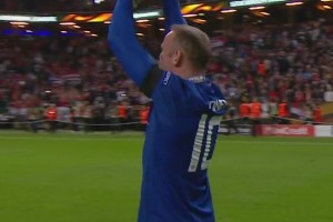 曼聯(lián)球迷珍貴回憶！魯尼捧杯瞬間