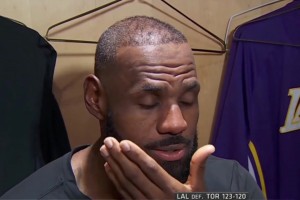 早期我因?yàn)閭髑蚨菑?qiáng)投被噴？詹姆斯：聽過(guò)最愚蠢的負(fù)面言論??