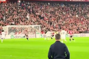 激情慶祝！姆巴佩一條龍破門場(chǎng)邊阿隆索的反應(yīng)