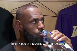 聊本場(chǎng)進(jìn)攻節(jié)奏和出手？老詹：我還在找節(jié)奏 這只是我賽季第6場(chǎng)