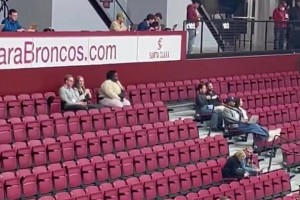 眼光毒辣！普雷斯蒂也到場見證杰威的大學球衣退役儀式！