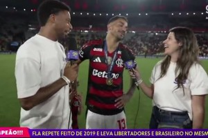 兒子說(shuō)自己是死敵球迷，老爹趕緊捂嘴??