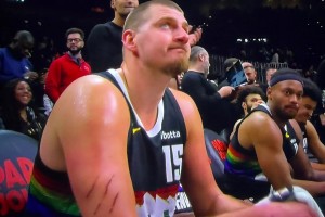 觸目驚心??！約基奇胳膊上的三道血痕是誰撓的？下手真狠啊??