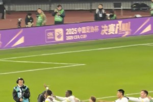 法比奧非洲舞步帶領(lǐng)隊(duì)友慶祝奪冠