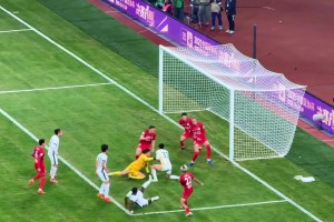 中超金靴的價(jià)值！實(shí)拍：法比奧掛著對(duì)手打門+快速起身補(bǔ)射破門