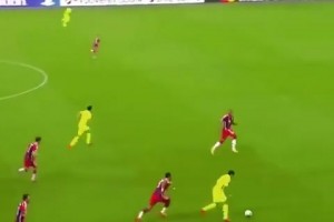 百看不厭！名場(chǎng)面：蘇亞雷斯歐冠對(duì)陣拜仁這次過(guò)人太寫(xiě)意了！