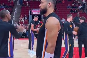 對戰(zhàn)老東家火箭！狄龍賽前再現(xiàn)死亡凝視，龍哥太可愛了！