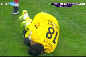 紅牌還是黃牌？曹永競(jìng)單刀越位，踩在王國(guó)明小腿上染黃