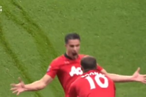 范佩西攻破阿森納球門(mén)后滑跪慶祝的這個(gè)場(chǎng)面，當(dāng)時(shí)引發(fā)了不少爭(zhēng)議