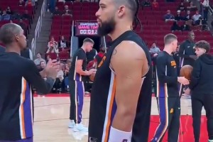 重回豐田中心的龍哥，賽前愣愣地站著在想啥呢？??