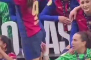 這。。。??巴薩女足慶祝奪冠時(shí)給隊(duì)友來個(gè)“千年殺”