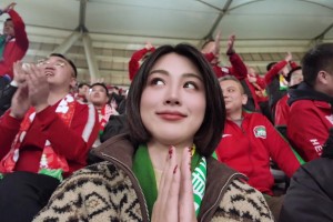 注意安全啊??！演員余薇薇身披國安圍巾坐在了河南球迷看臺