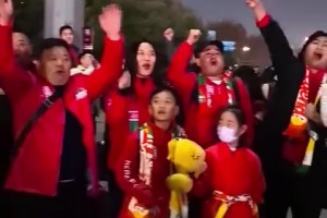 60多歲河南老球迷助威足協(xié)杯：用心去踢，什么成績(jī)都能接受！