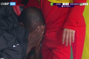 發(fā)生了什么？阿奇姆彭被換下后掩面痛哭