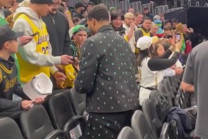 曾經(jīng)的凱爾特人隊(duì)長(zhǎng)！斯瑪特重返北岸花園，賽前給粉絲簽名