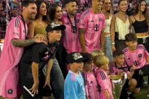 邁阿密國際奪冠！梅西、蘇亞雷斯、阿爾巴、布斯克茨家庭合影??