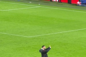 薩拉赫賽后獨(dú)自一人向球迷揮手