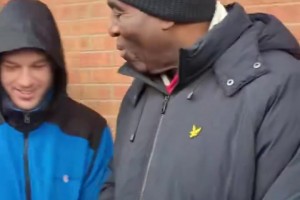 賽后維拉球迷對(duì)著AFTV博主高唱：再次獲得第二名！