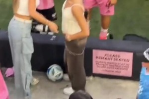 家人永遠排在第一位！梅西領獎后第一時間與妻子安東內(nèi)拉擁抱