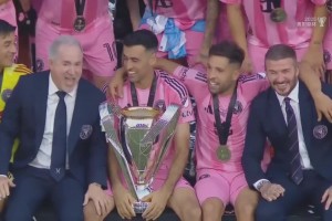 老男孩完美謝幕！奪冠慶祝布斯克茨與阿爾巴C位，身旁是老板！