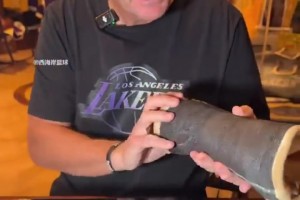 真愛啊！收藏家曬新秀科比石膏：來自湖人隊(duì)醫(yī)，之前想約科比簽名