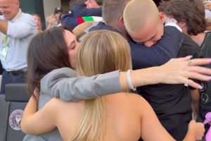 哨響時(shí)刻貝克漢姆一家慶祝奪冠，小貝真帥&小七也長(zhǎng)大漂亮了