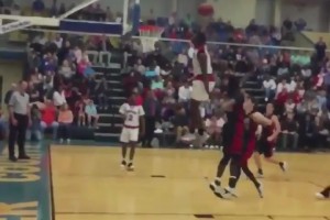 當(dāng)年天賦真是太殘暴了！錫安高中時(shí)期的滑翔灌籃觀感太炸裂了??