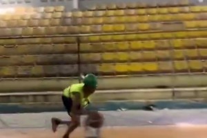 身體素質(zhì)不錯(cuò)！小黑哥身穿民工裝上演一條龍霸氣飛扣