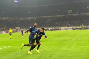 實(shí)拍：角球破門(mén)后，勞塔羅將小圖拉姆推向場(chǎng)邊單獨(dú)接受掌聲??