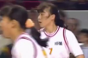 當(dāng)年中國女籃響當(dāng)當(dāng)?shù)娜宋?！看看張?zhèn)麟媽媽王芳，當(dāng)年怎樣打球的