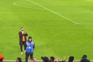 球迷近景實拍：終場哨響后，薩拉赫向利物浦球迷致謝?