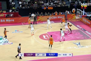 這也太壯了??大白邊強硬懟開對方外援！上演奧尼爾式霸氣重扣！