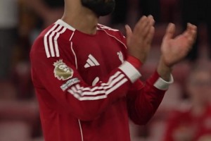 8月薩拉赫最后一個(gè)離開(kāi)球場(chǎng)的球員，他含淚在Kop看臺(tái)前唱若塔之歌