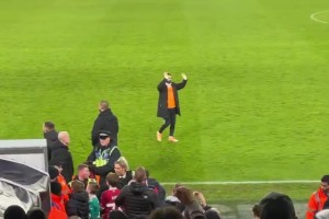 薩拉赫賽后獨自停留在場邊，并向球迷長時間鼓掌揮手